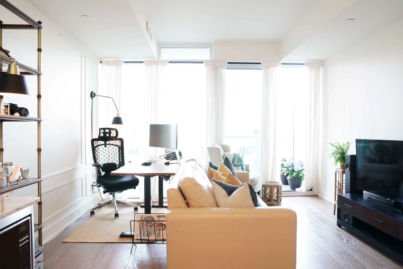 Lawrence Park Pied-à-Terre — Eclectic, evolving interior design, image 12