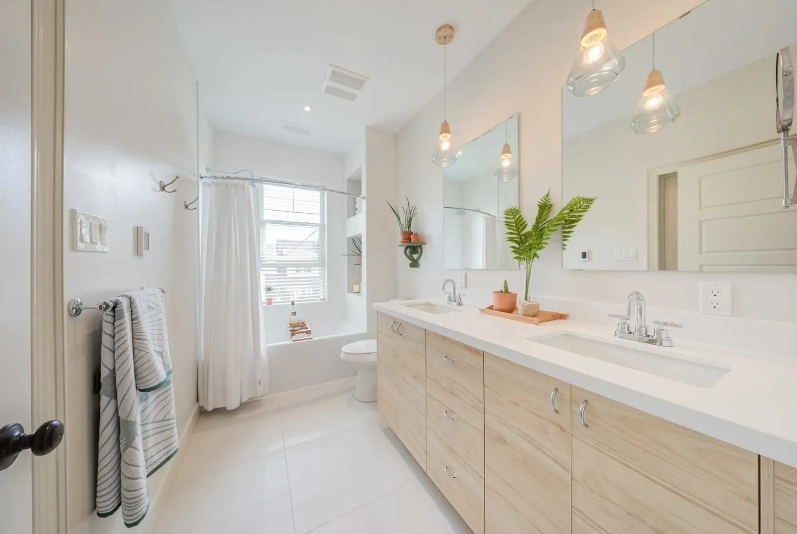 Uptown Century Home — image 39